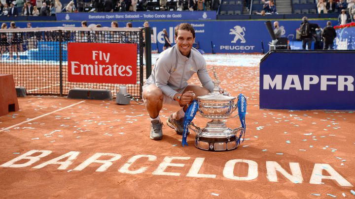 Rafa Nadal posa con el trofeo de campeón del Barcelona Open Banc Sabadell, el Torneo Conde de Godó, de 2018.