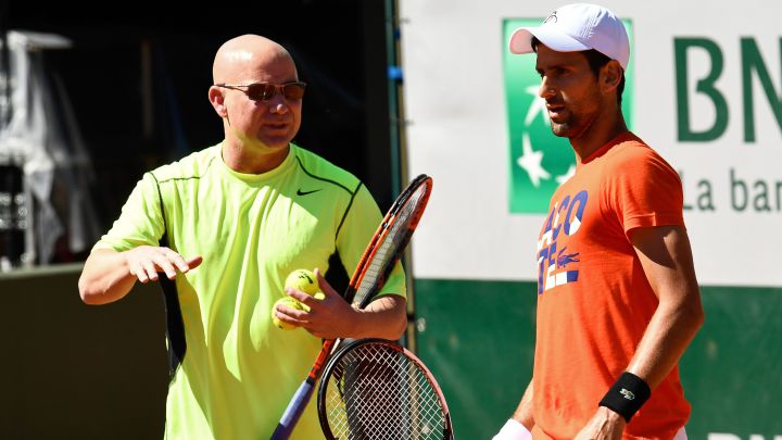 Novak Djokovic, junto a Andre Agassi durante un entrenamiento en Roland Garros 2017.