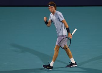 Rublev arrasa a Fucsovics para llegar a octavos