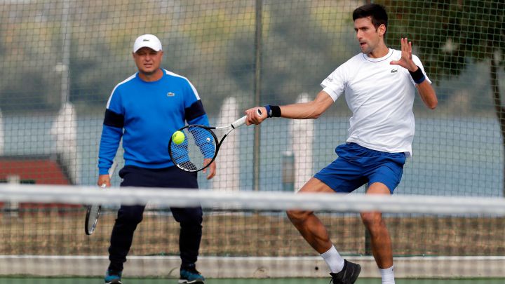 Novak Djokovic entrena bajo la supervisión de su entrenador Marin Vajda en un entrenamiento en Belgrado.