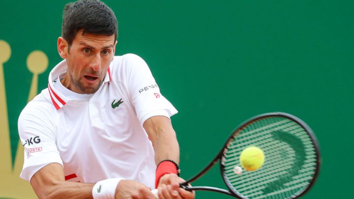 Novak Djokovic devuelve una bola durante su partido ante Daniel Evans en el Masters 1.000 de Montecarlo.