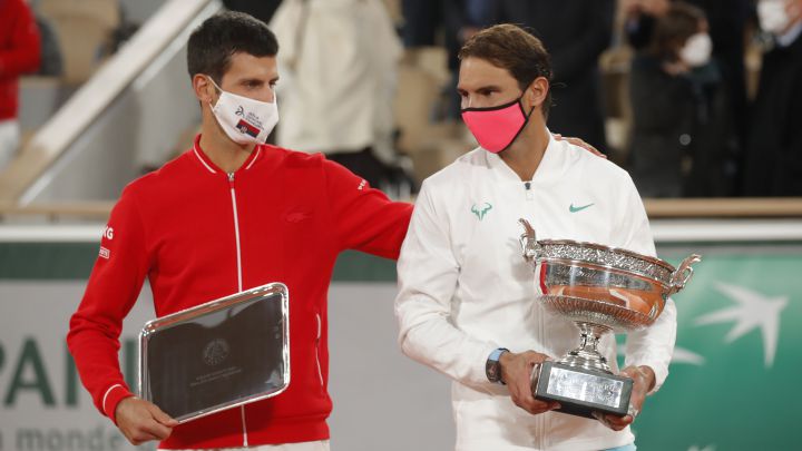 Novak Djokovic y Rafa Nadal se saludan durante la entrega de premios de Roland Garros 2020.