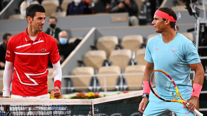 Rafa Nadal y Novak Djokovic se miran antes de la final de Roland Garros 2020.
