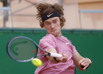 Rublev supera su enfado y Tsitsipas arrasa a Munar
