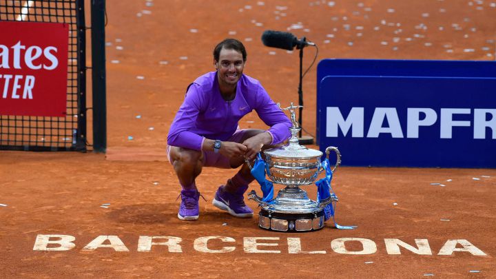 Rafa Nadal posa con el trofeo del Open Banc Sabadell que ganó el domingo.