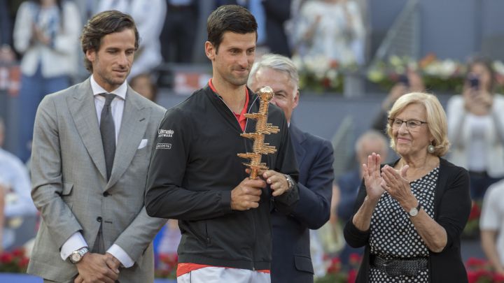Novak Djokovic poses with the 2019 Mutua Madrid Open champion trophy with Feliciano López and Manuela Carmena.