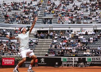 Roger Federer se deja ver entrenando en tierra batida
