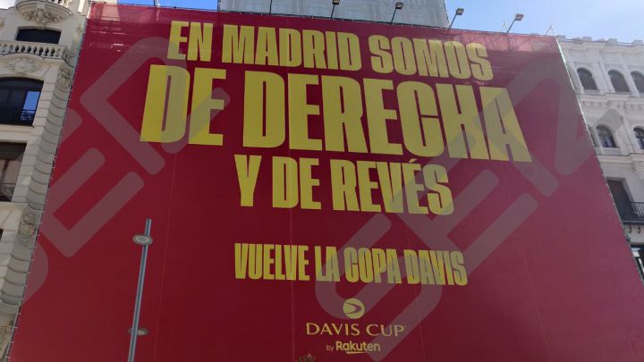 Promotional poster for the Davis Cup on Gran Vía with the slogan "In Madrid we are from the right and from the wrong side".