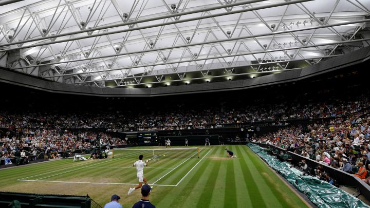Image of the Wimbledon center court during the 2018 semifinals between Rafa Nadal and Novak Djokovic.