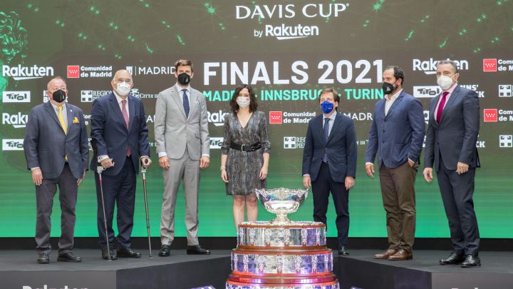 Gerard Piqué, along with Isabel Díaz Ayuso, José Luis Martínez Almeida, Miguel Díaz, Albert Costa and José Manuel Franco at the presentation of the 2021 Davis Cup finals.