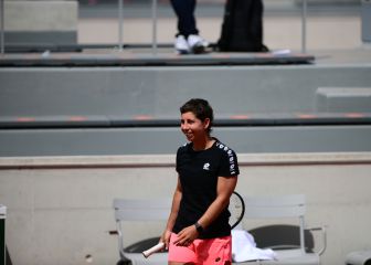 Carla Suárez sonríe de nuevo y Roland Garros lo celebra