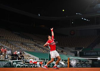 Djokovic barre a Sandgren en la desangelada sesión nocturna