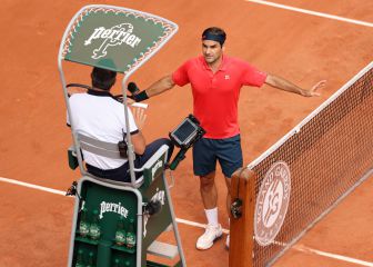 Federer se aferra a la tierra de París y vuelve a batir a Cilic