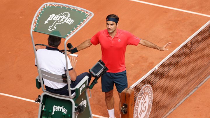 Federer se aferra a la tierra de París y vuelve a batir a Cilic