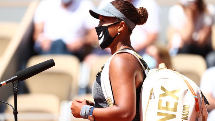 Naomi Osaka speaks in the interview at the foot of the track after her victory against Patricia Maria Tig at Roland Garros.