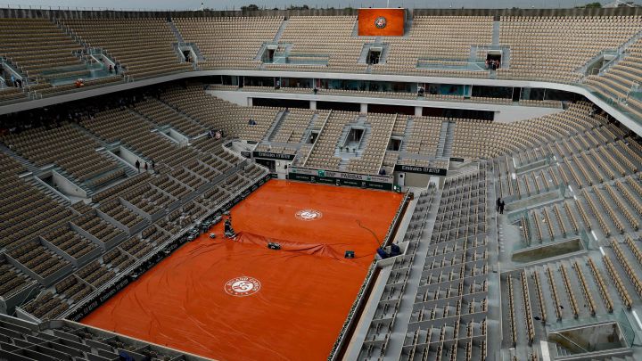 Archival image of the Philippe Chatrier track without an audience at Roland Garros.