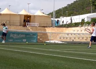 El hijo de Djokovic jugando con su padre que recuerda a... ¡Nadal!