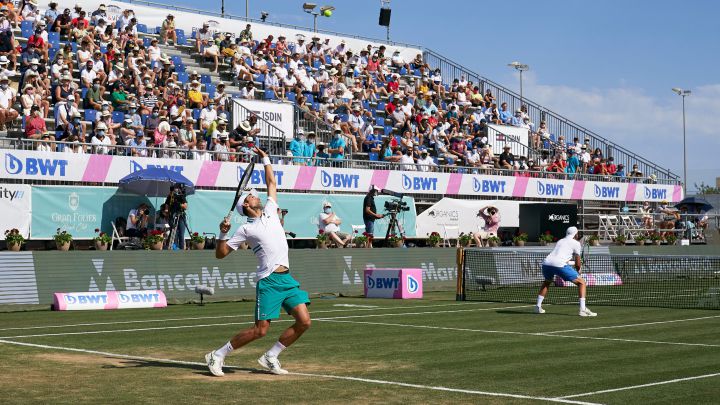 Djokovic afina su puesta a punto con una victoria en dobles