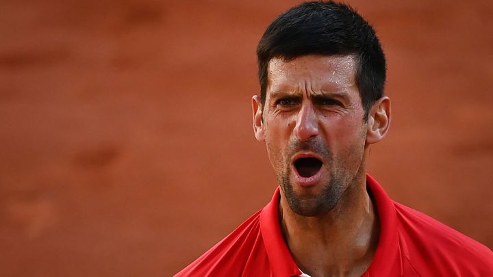 Novak Djokovic celebra su victoria ante Stefanos Tsitsipas en la final de Roland Garros.