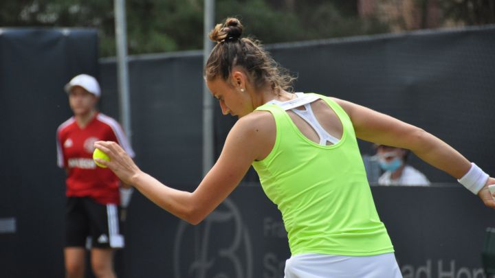 Sara Sorribes serves during her match against Misaki Doi at the Bad Homburg Open.