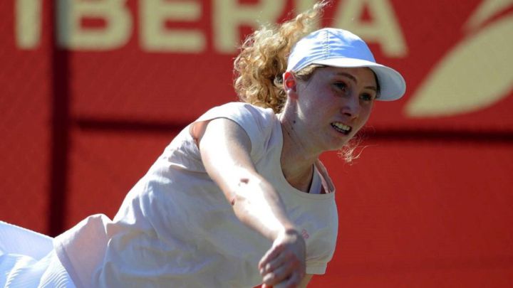 Spanish tennis player Cristina Bucsa, in action during a match.