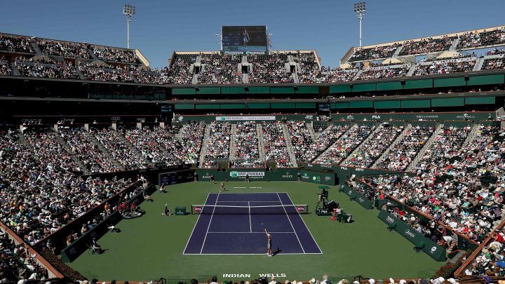 Image of the center court of the Indian Wells Masters 1,000 during the 2019 women's final between Angelique Kerber and Bianca Andreescu.