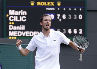 Gran remontada de Medvedev; Federer y Barty avanzan sólidos