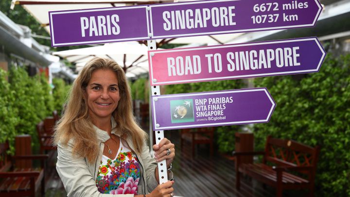 La extenista Arantxa Sánchez-Vicario posa como embajadora de las BNP Paribas WTA Finals de Singapur durante Roland Garros de 2016.