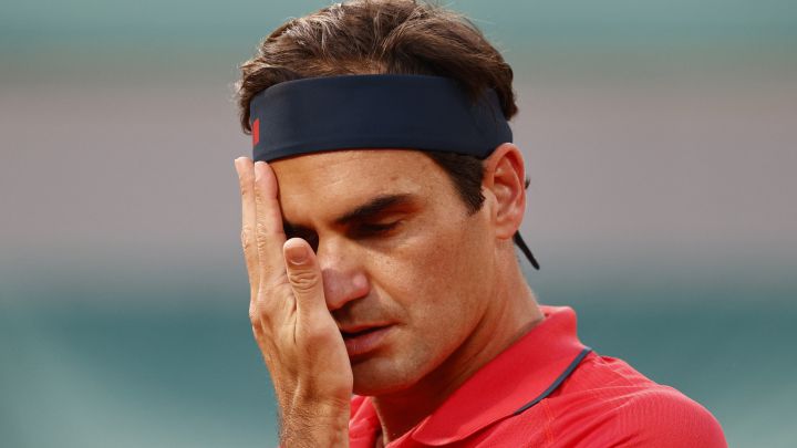 Roger Federer laments during his match against Dominik Koepfer in the third round of Roland Garros 2021.