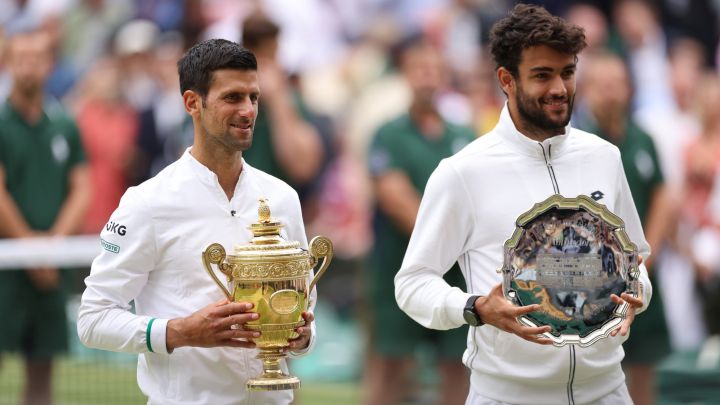 Novak Djokovic y Matteo Berrettini posan con los trofeos de campeón y subcampeón tras la final masculina de Wimbledon 2021.