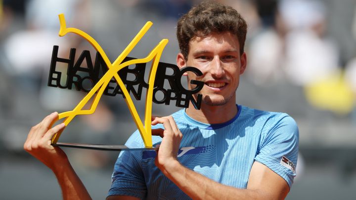 Pablo Carreño posa con el título de campeón del Torneo de Hamburgo tras ganar en la final a Filip Krajinovic.