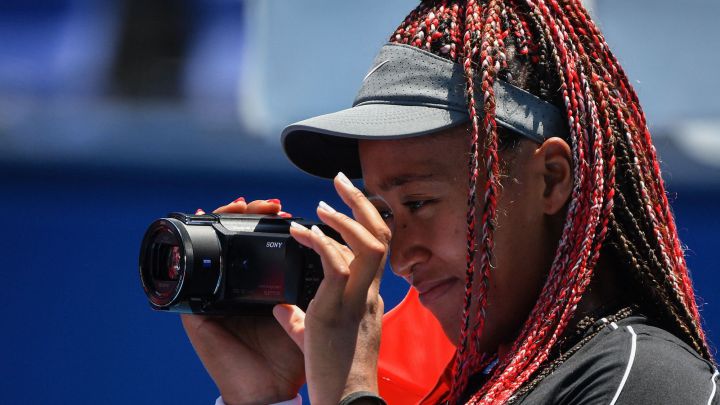 The Japanese tennis player moves her life behind the cameras in a documentary series, Naomi Osaka.  The production is now available to users on Netflix.