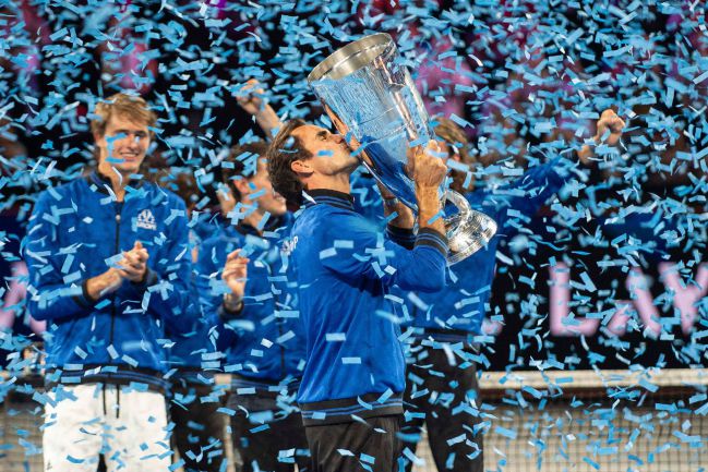 Roger Federer lifts the Laver Cup 2019.