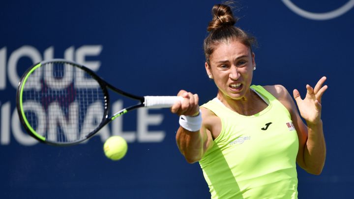 Sara Sorribes returns a ball during her match against Canadian Carol Zhao.