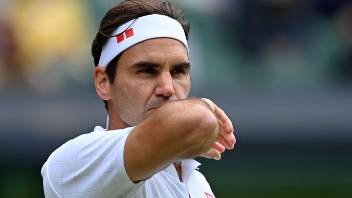 Roger Federer reacts during his match against Hubert Hurkacz in the 2021 Wimbledon quarterfinals.