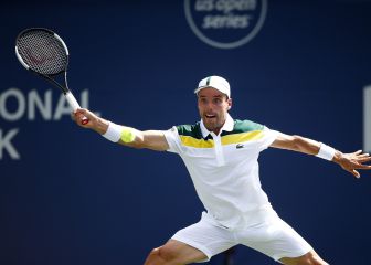 Bautista se da contra el muro de Opelka en Toronto