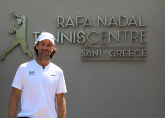 Carlos Moyá visita el Rafa Nadal Tennis Centre de Grecia