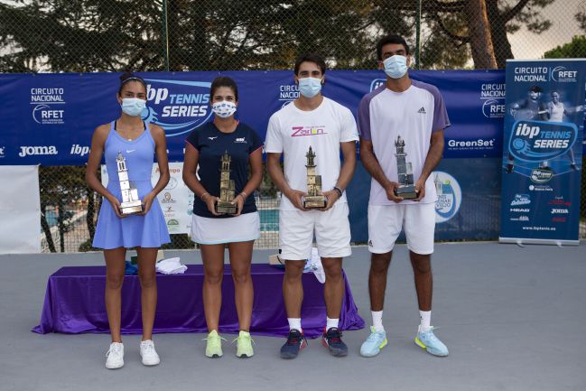 The winners, María José Luque and Alejandro Moro, along with the finalists Carmen Gallardo and Digvijay Pratap Singh.