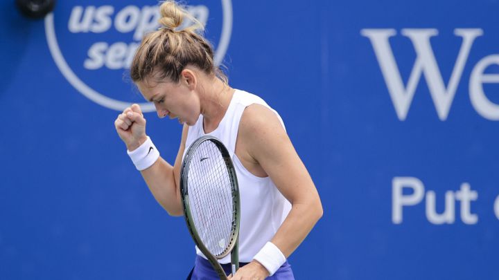 Simona Halep celebrates a point during her match against Magda Linette at the Western & Southern Open, the Cincinnati WTA 1,000, at the Lindner Family Tennis Center.