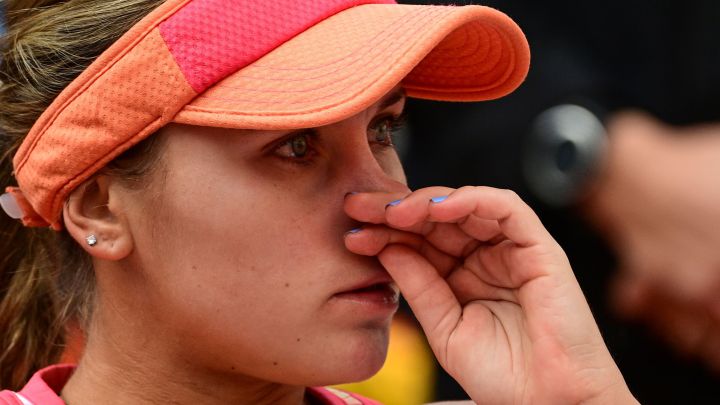 Sofia Kenin laments after losing to Iga Swiatek in the 2020 Roland Garros final.