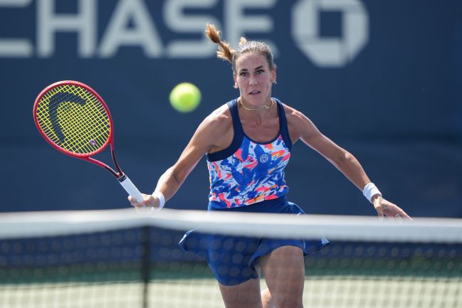 Nuria Parrizas Diaz in action during a qualifying match at the 2021 US Open, Friday, Aug. 27, 2021 in Flushing, NY.  (Darren Carroll / USTA)
