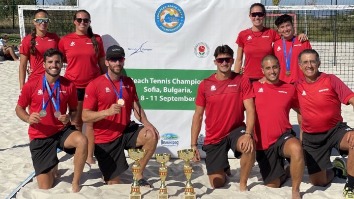 El equipo español de Tenis Playa posa con los logros del Campeonato del Mundo 2021.