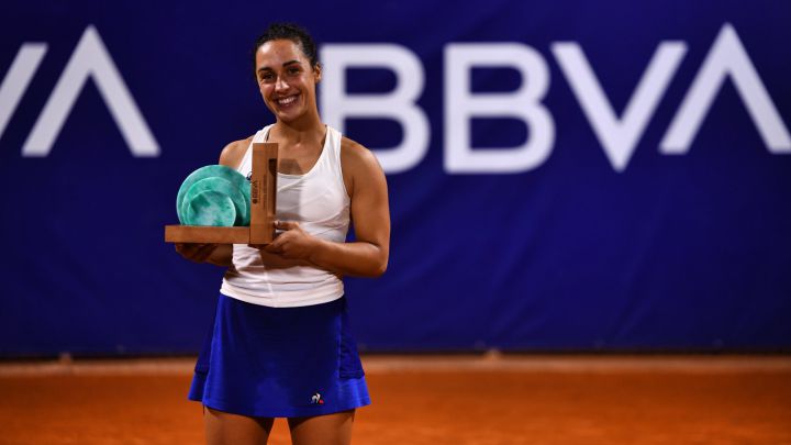 Martina Trevisan, winner of the BBVA Open Valencia Tournament, poses with the trophy.