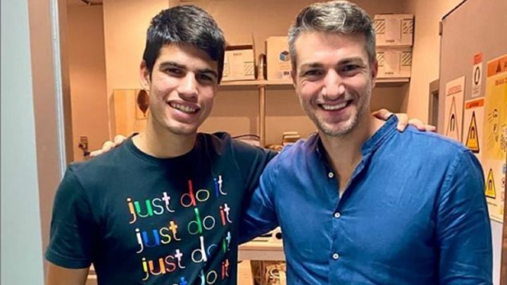 Carlos Alcaraz posa con el doctor López Martínez tras pasar la revisión de su lesión en el cuádriceps en el US Open.