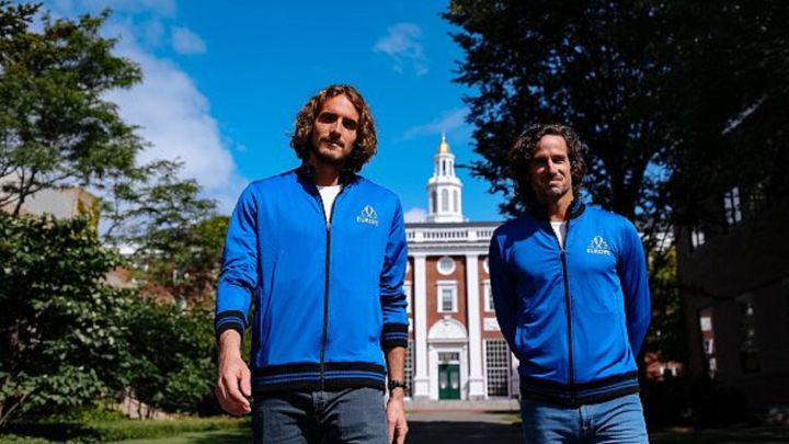 Stefanos Tsitsipas y Feliciano López posan durante su visita a la Universidad de Harvard antes de la Laver Cup.