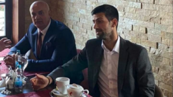 Novak Djokovic posa junto al exmilitar Milan Jolovic, implicado en el genocidio de Srebrenica en la Guerra de Bosnia.
