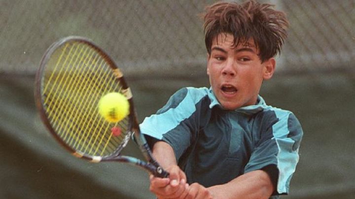 Rafa Nadal golpea una bola durante el partido ante Israel Matos en el ATP Challenger de Sevilla de 2001, donde logró su primer punto en el ranking ATP.