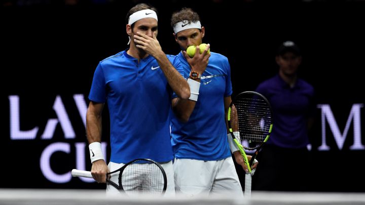 Roger Federer y Rafa Nadal hablan durante su partido de dobles ante Sam Querrey y Jack Sock en la Laver Cup de 2017 en el O2 Arena de Praga.