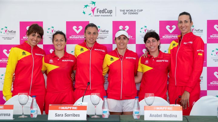 Anabel Medina, along with Aliona Bolsava, Lara Arruabarrena, Carla Suarez, Sara Sorribes and Gerorgina Garcia, pose at the press conference before the 2019 Federation Cup tie against Japan.