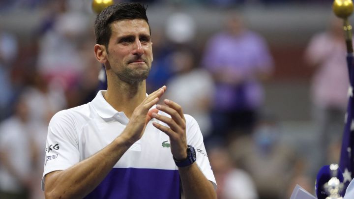 Novak Djokovic aplaude a los aficionados tras caer ante Daniil Medvedev en la final del US Open 2021.